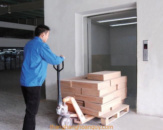 Thang nâng hàng công nghiệp là gì ? thang may tai hang